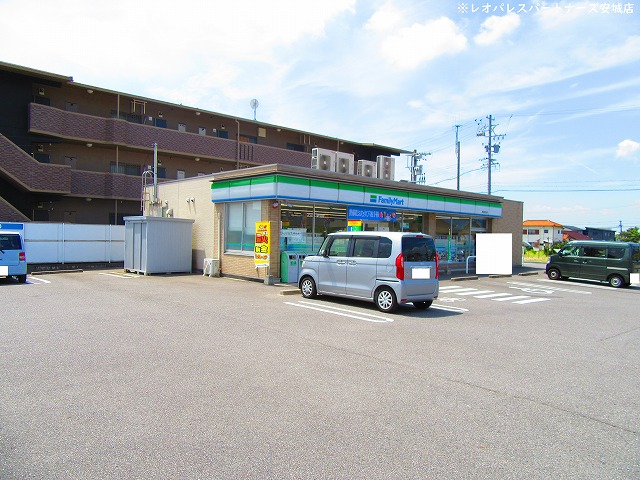 コンビニ　ファミリーマート東海東山店（コンビニ）まで573m