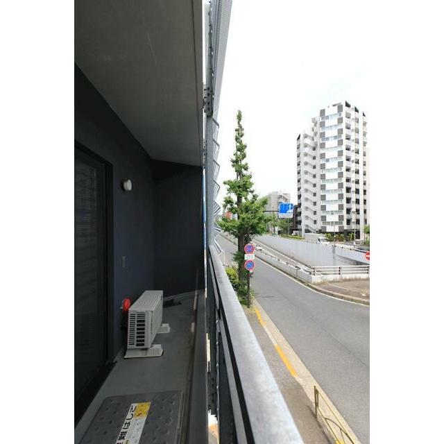 バルコニー　前面はＲ２４６に面しているので開放的な空間があります