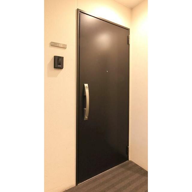 玄関　戸別扉にはダブルディンプルロックを採用