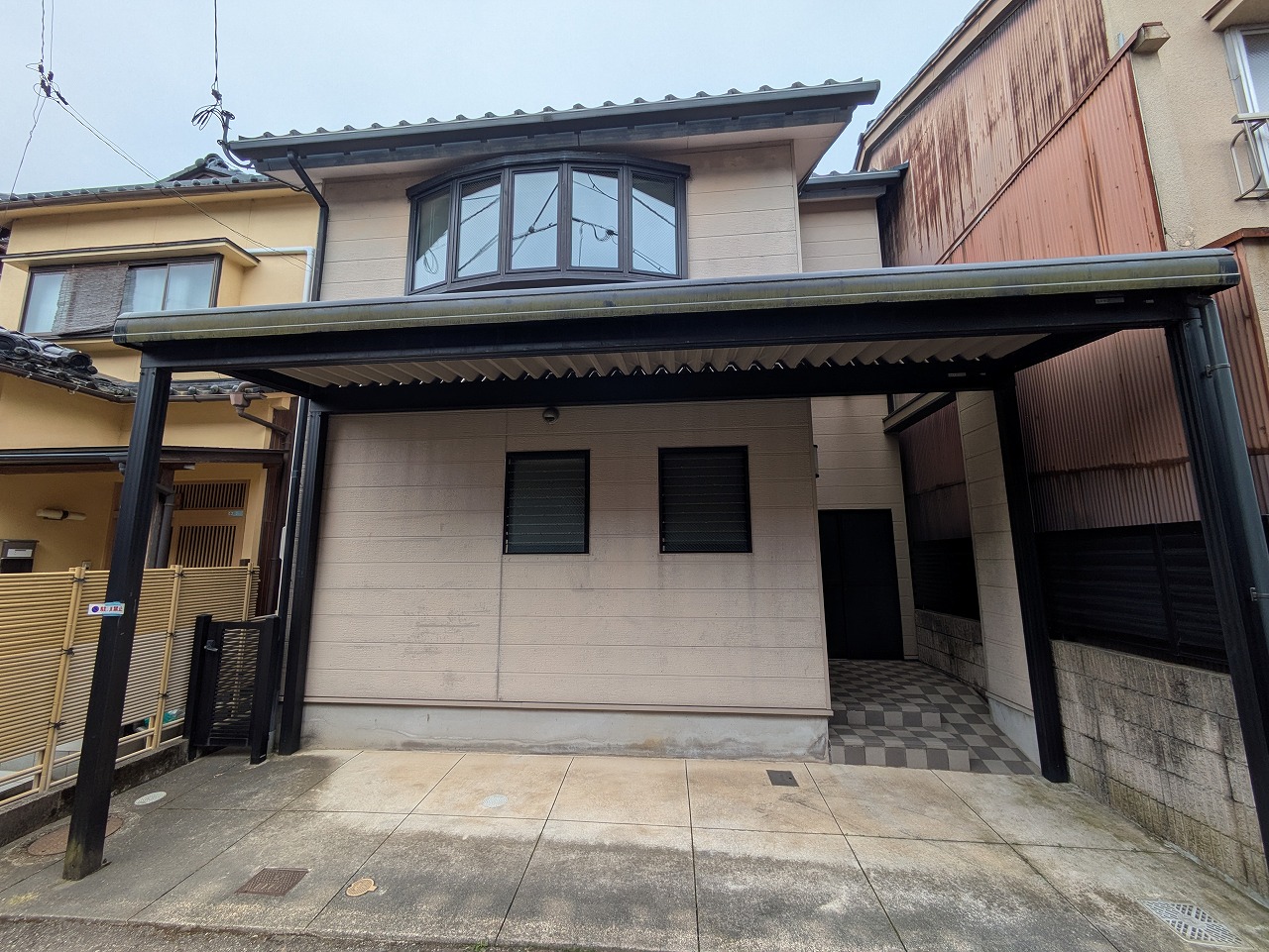 建物外観　屋根付き駐車場　小型車