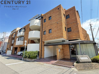 建物外観　緑豊かな住宅地の鉄筋コンクリート造マンション♪