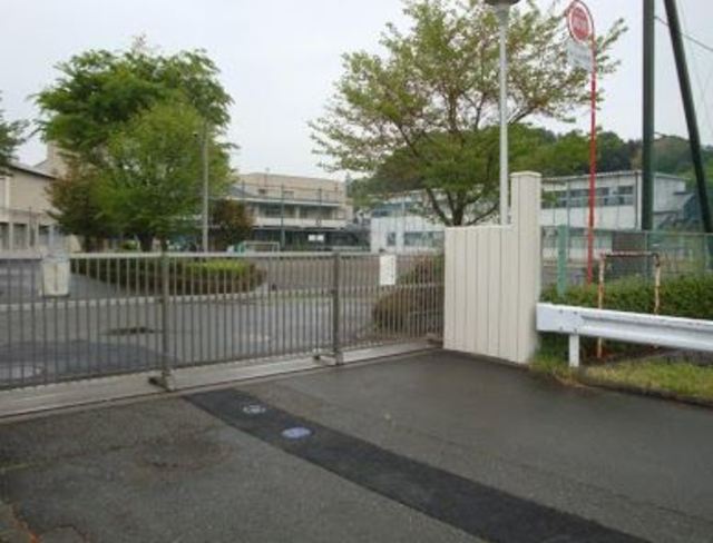 小学校　横浜市立新治小学校（小学校）まで975m