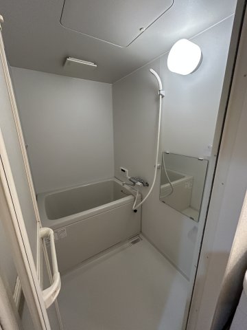 バス・シャワールーム　落ち着いた空間のお風呂です