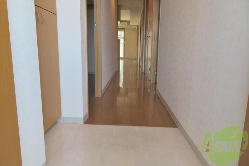 玄関　奥行きがあってお部屋の広さがよく分かりますね。