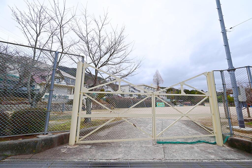 小学校　熊野町立熊野第二小学校（小学校）まで1553m