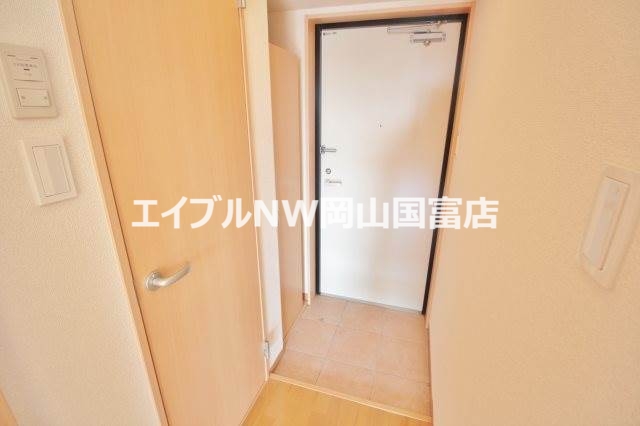玄関　広めのリビング