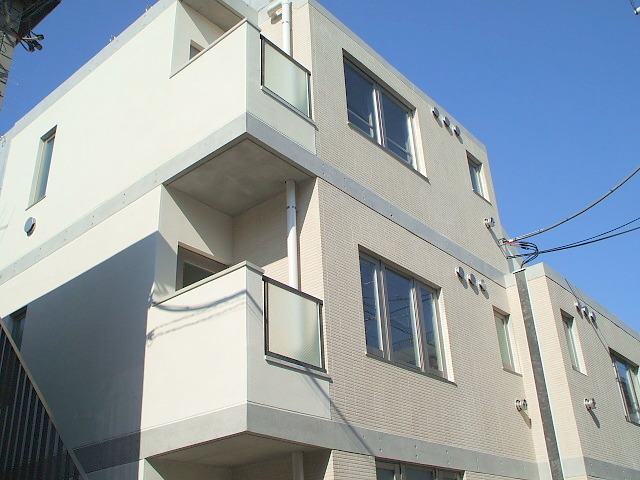 建物外観　☆2007年完成　オートロック　外壁コンクリート打放　鉄筋コ