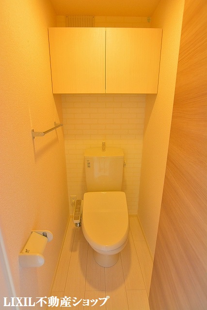トイレ　上部に収納のある温水洗浄便座付のトイレです。