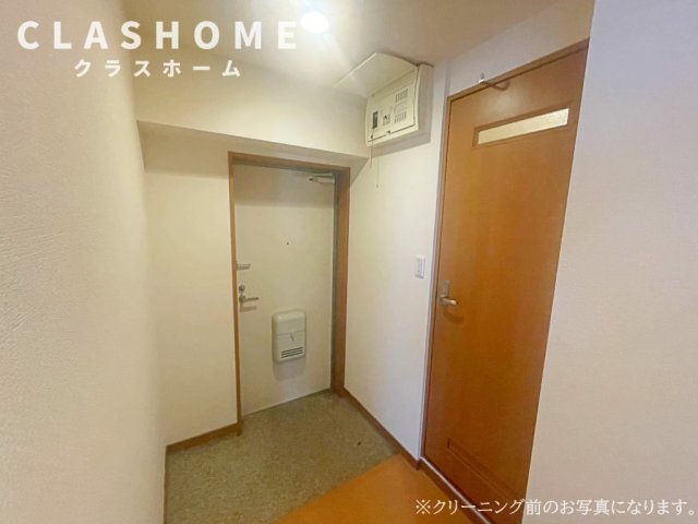 玄関　同物件の別部屋になります。
