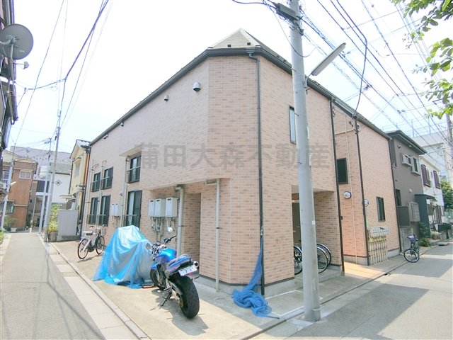 建物外観　2007年8月築　木造地上2階建て総戸数15戸　バイク置き場