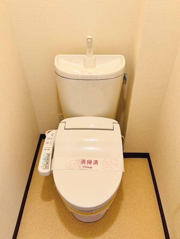 トイレ　快適な温水洗浄便座トイレです