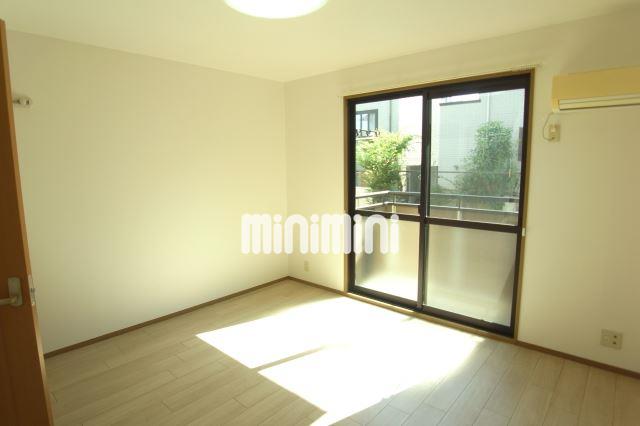 居室・リビング　ベッドを置いても広々使える横長のお部屋です。