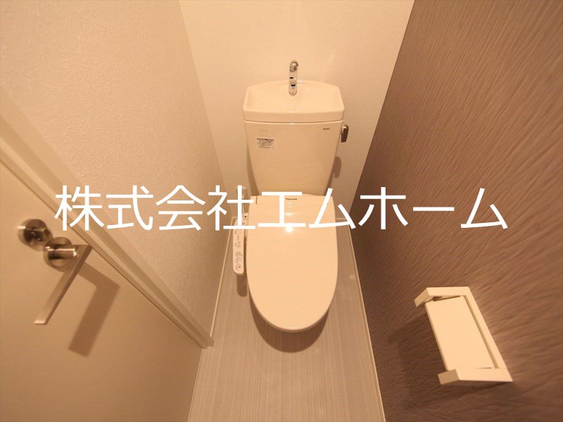 トイレ　温水洗浄暖房便座付トイレ　同型写真