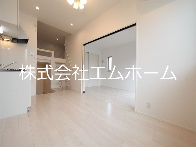 居室・リビング　ＬＤＫ8.5帖　洋室4.4帖　上段ロフト5.8帖　同型写真
