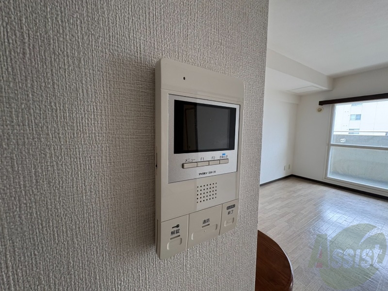 その他設備　ＴＶモニター付インターホンです。来客者の顔が見えるので安心！