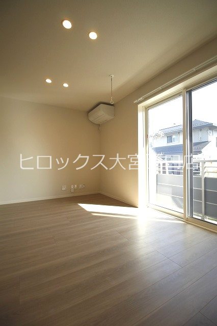 居室・リビング　南側に窓のある明るい12.8帖LDK