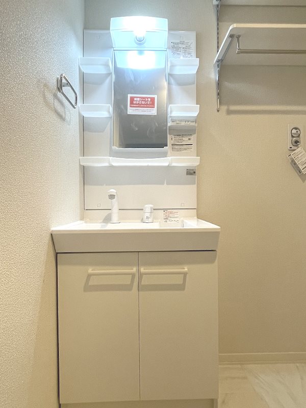 洗面設備　シャワー付化粧洗面台