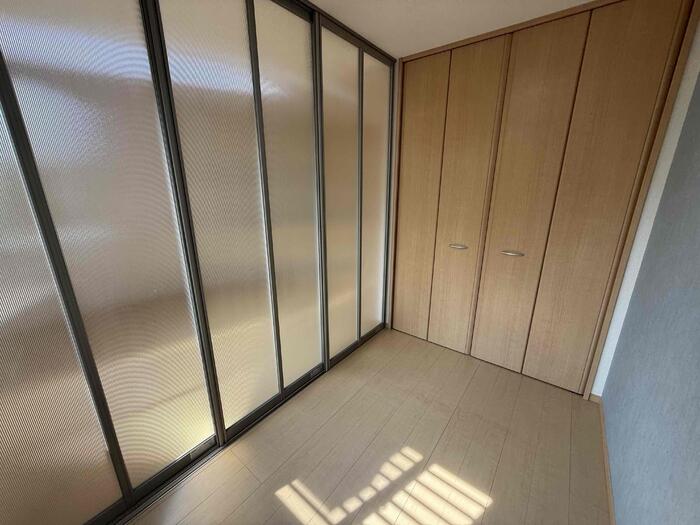 玄関　同タイプ別部屋の反転写真です