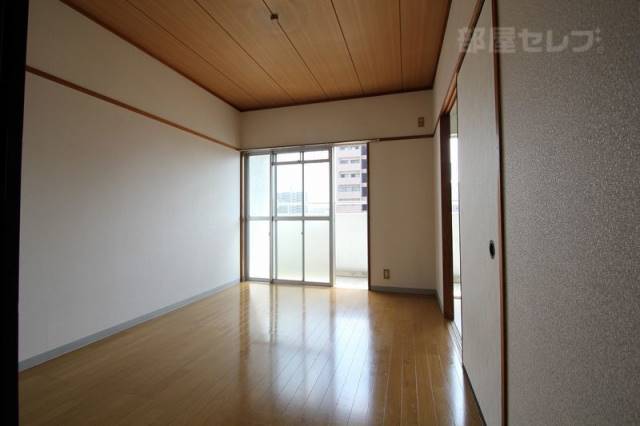 居室・リビング　リビングと南ベランダに接し明るいお部屋です