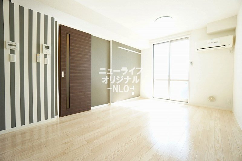居室・リビング　ベッドを置いてもまだ広さのある洋室☆