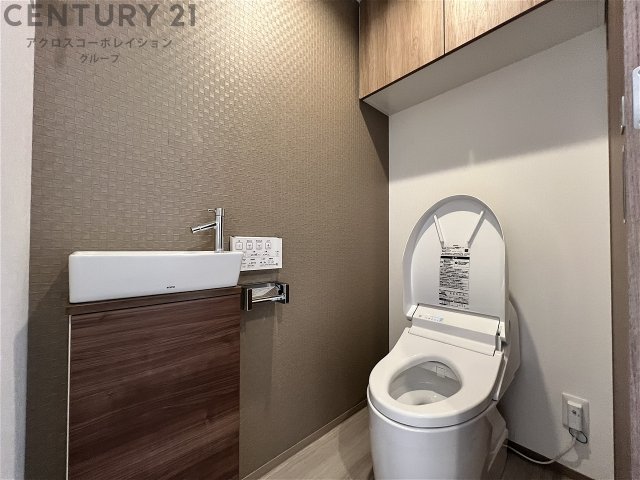 トイレ　温水洗浄便座付きのトイレです♪