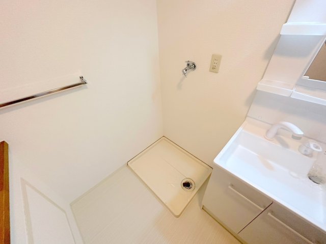 その他設備　室内に洗濯機置場があれば雨の日でも濡れる心配がございませんね