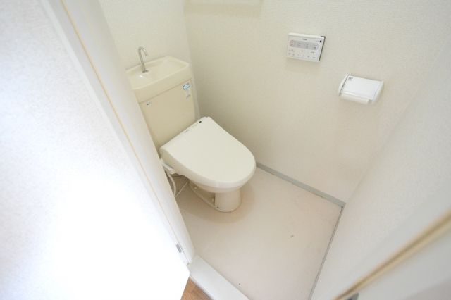 トイレ　温水洗浄便座付きのトイレです♪