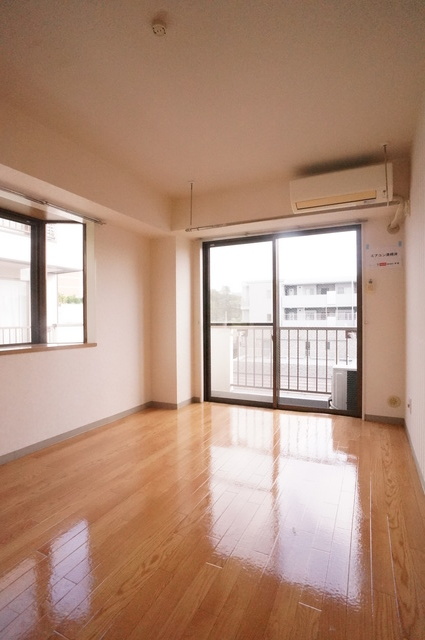 居室・リビング　２面採光なので、明るく風通しのよい過ごしやすいお部屋です♪