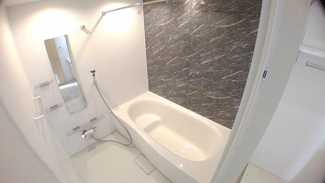 バス・シャワールーム　コンパクトで使いやすいお風呂です