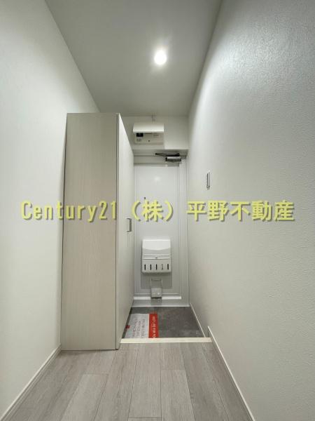 玄関　同タイプ反転部屋（305号室）の写真です