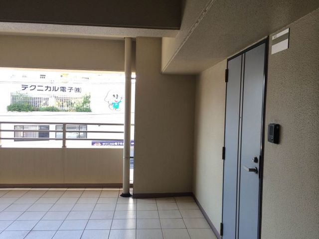 その他共有部分　玄関前の共用部は広めで解放感があります☆