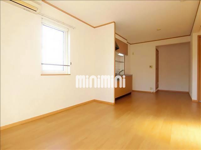 居室・リビング　１０．５帖のＬＤＫ。角部屋で２面に窓があります。