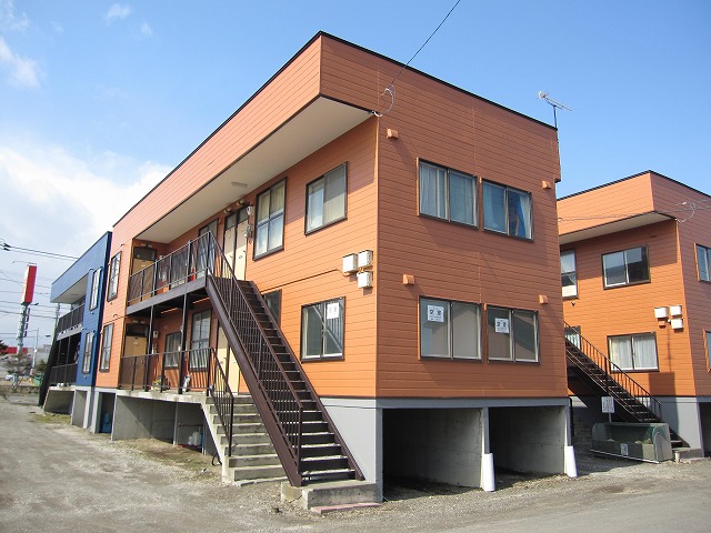 【苫小牧市青雲町のアパートの建物外観】