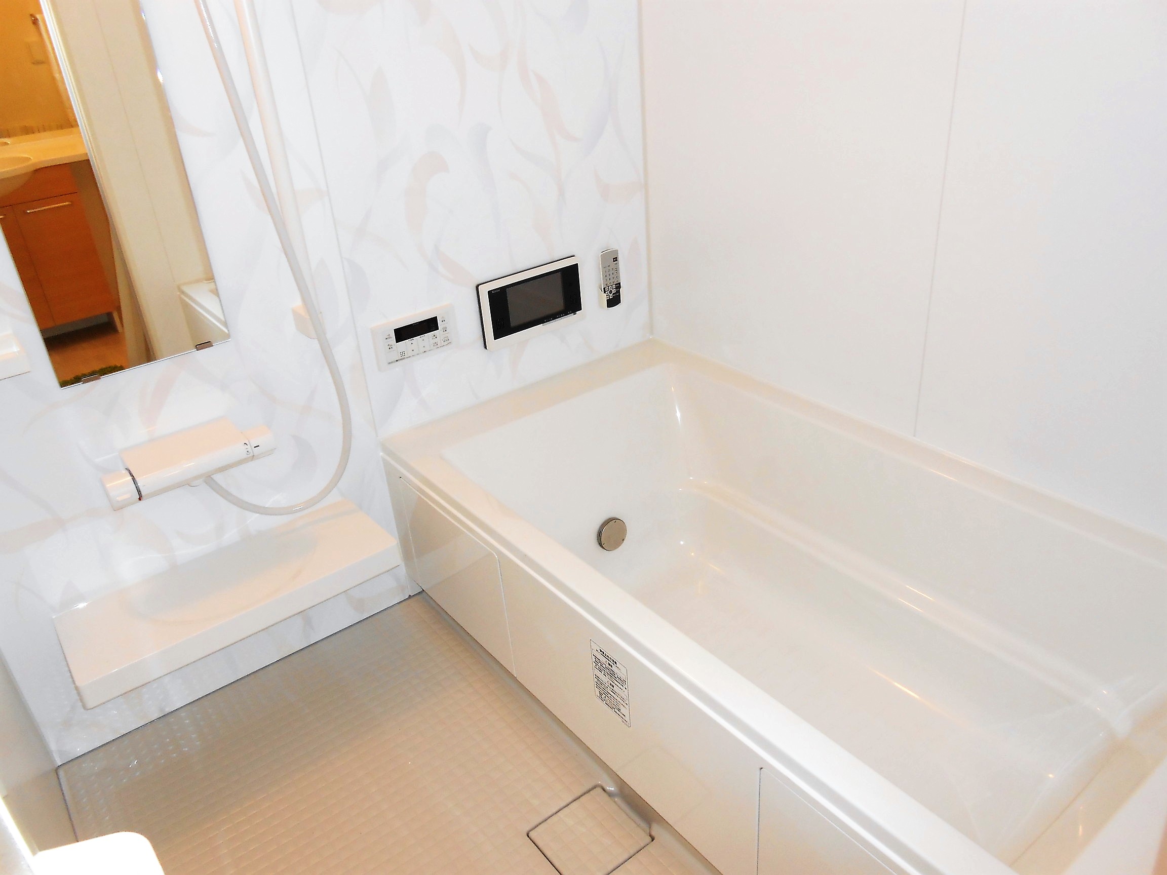 バス・シャワールーム　一坪風呂です！嬉しい浴室テレビ付き！