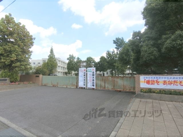 【東近江市沖野のアパートの中学校】