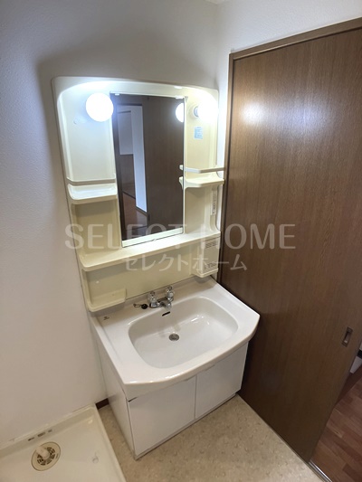 洗面設備　独立洗面化粧台が付いています