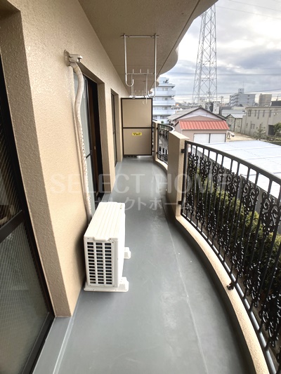 バルコニー　開放的で明るい空間を演出してくれるバルコニーです