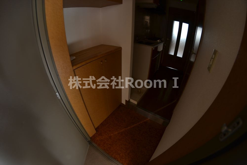 玄関　収納もある玄関です 反転