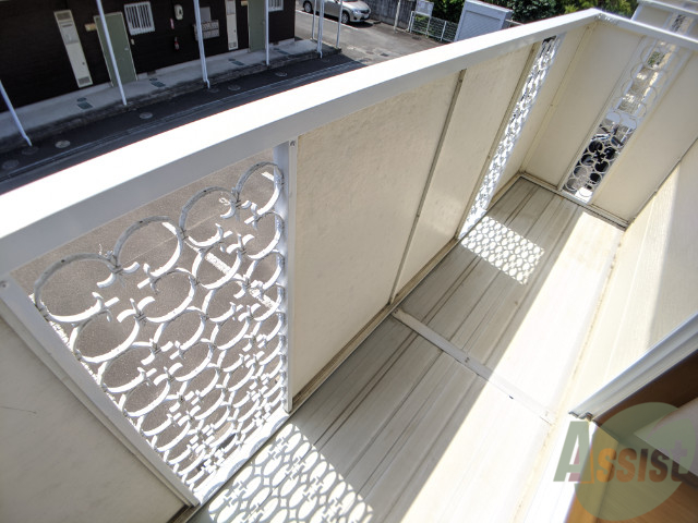 バルコニー　バルコニーは洗濯物を干すのに十分な広さがありますね。