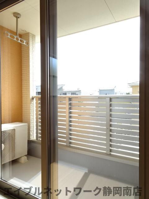 バルコニー　暖かな日差しのふりそそぐバルコニー