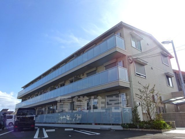 京都市山科区川田御輿塚町のアパートの建物外観