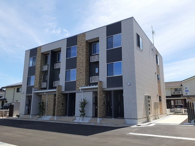 富山市太郎丸本町のアパートの建物外観