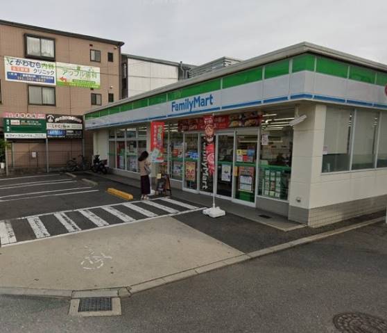 コンビニ　ファミリーマート（コンビニ）まで745m