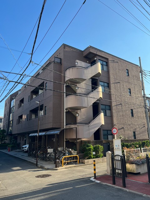 渋谷区本町のマンションの建物外観