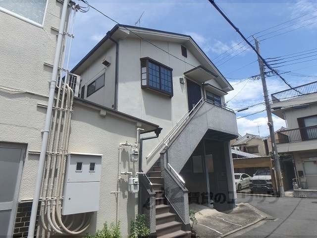 【京都市右京区太秦安井松本町のマンションのエントランス】