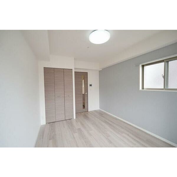 その他部屋・スペース　ブラウン基調ですがアクセントでグレーの壁紙を使用しております