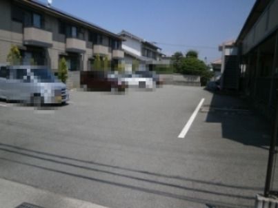 【姫路市飾磨区上野田のアパートの駐車場】