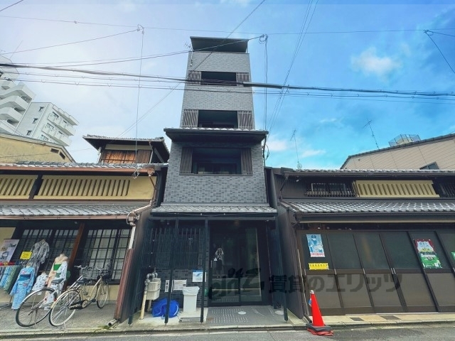 【メゾン京都天神前の建物外観】