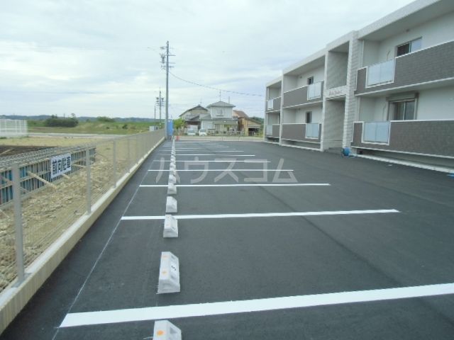 【袋井市上山梨のマンションの駐車場】