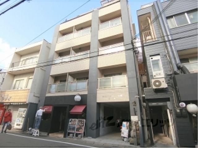 【京都市山科区安朱北屋敷町のマンションの建物外観】